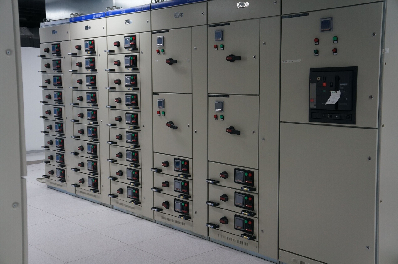 采用雙路市電、UPS、確保機(jī)房設(shè)備穩(wěn)定運(yùn)行
